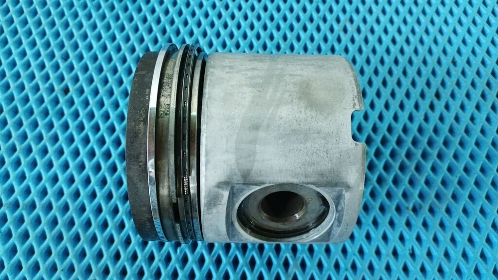Поршень D12A б/у